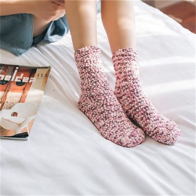 Une chaussette de Noël douce, respirante, de mode, en hiver, en laine de corail, avec des points de couleurs multiples
