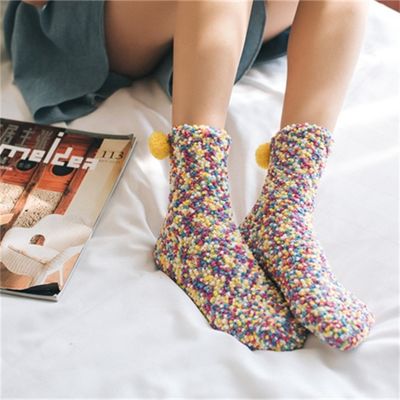 Des chaussettes d'hiver de longueur de cheville avec des options de couleurs multiples et une fourrure de corail respirante