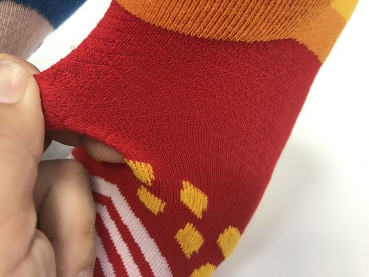 Chaussettes de sport confortables en coton pour hommes avec imprimés multicolores et autres méthodes d'impression