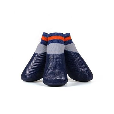 Des chaussettes épaisses imperméables pour chien gardez les pattes sèches pendant les jeux en plein air