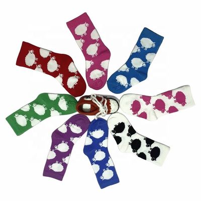 Des chaussettes en rose pour enfants avec un design antidérapant et une épaisseur standard