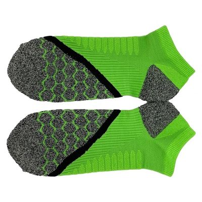Des chaussettes vertes à chevilles hautes sur mesure pour le coton doux séché rapidement et une fonction antidérapante