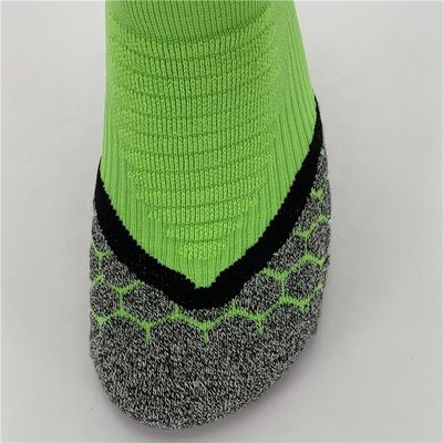 Des chaussettes vertes à chevilles hautes sur mesure pour le coton doux séché rapidement et une fonction antidérapante