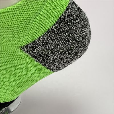 Des chaussettes vertes à chevilles hautes sur mesure pour le coton doux séché rapidement et une fonction antidérapante