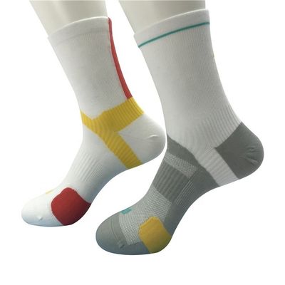 Des chaussettes de sport de conception personnalisée avec épaisseur standard de tissu rapide à sécher et respirant