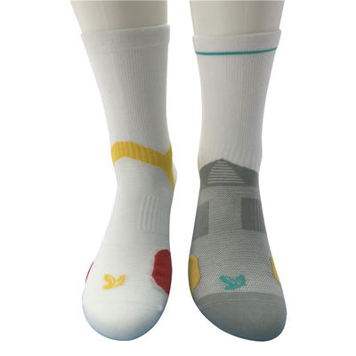 Des chaussettes de sport de conception personnalisée avec épaisseur standard de tissu rapide à sécher et respirant