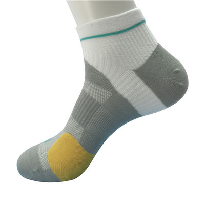 Des chaussettes de sport de conception personnalisée avec épaisseur standard de tissu rapide à sécher et respirant