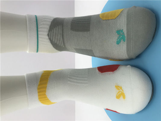 Des chaussettes de sport de conception personnalisée avec épaisseur standard de tissu rapide à sécher et respirant