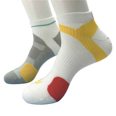 Des chaussettes de sport de conception personnalisée avec épaisseur standard de tissu rapide à sécher et respirant