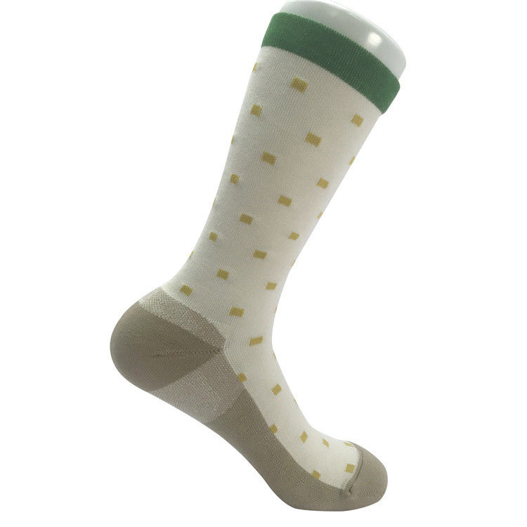 Des chaussettes de sport à compression de style régulier respirantes pour la course à pied tricotées et antidérapantes