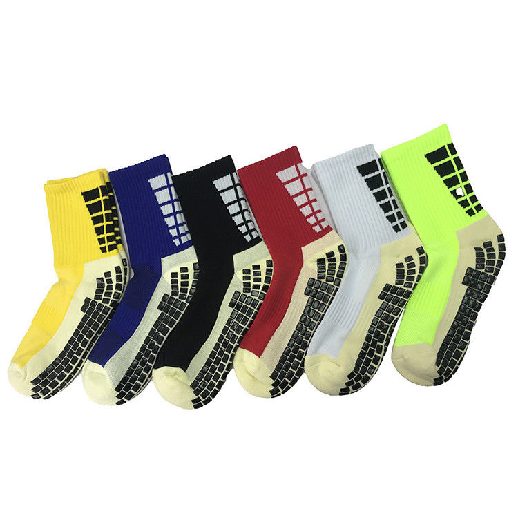 Des chaussettes à demi-terry absorbant l'humidité, parfaites pour les hommes qui pratiquent des sports de plein air et qui les portent régulièrement.