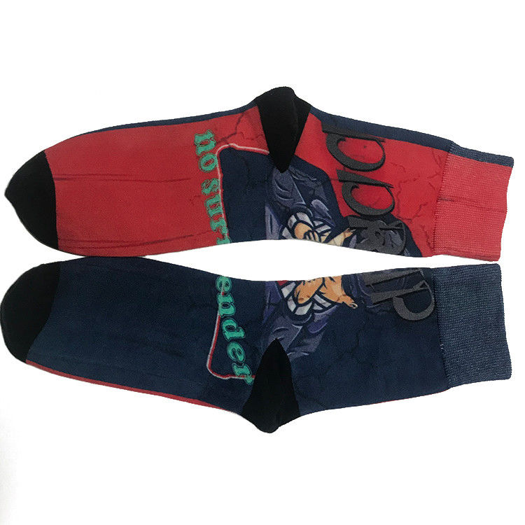 Des chaussettes de sublimation numérique d'impression 3D pour hommes avec conception de logo personnalisé dans un style régulier