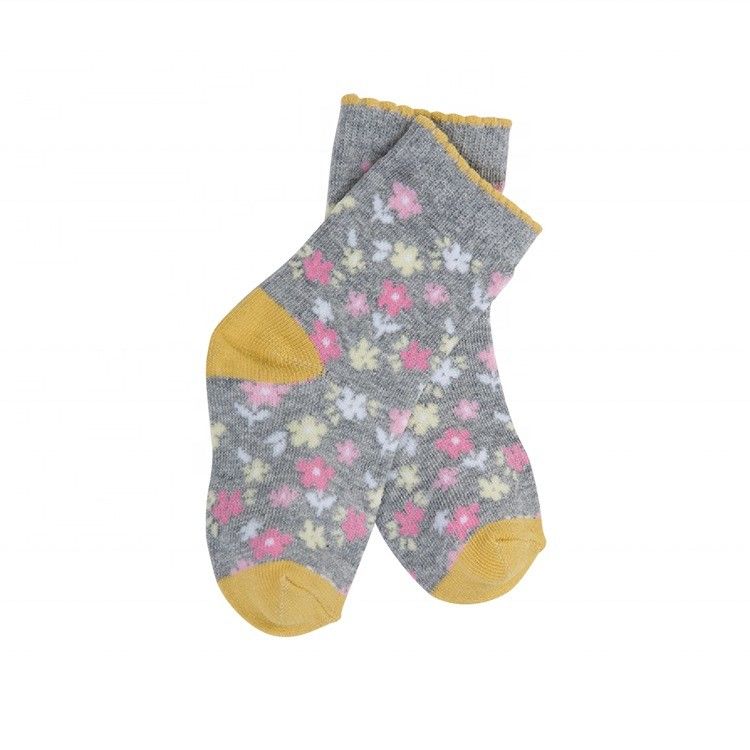 Des chaussettes de bébé en coton sur mesure pour la chaleur et la mode