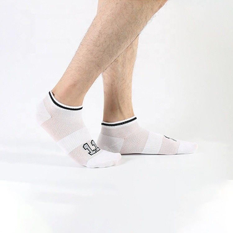 Logo personnalisé chaussettes de cheville sportive pour hommes en coton fin blanc noir pour l'été
