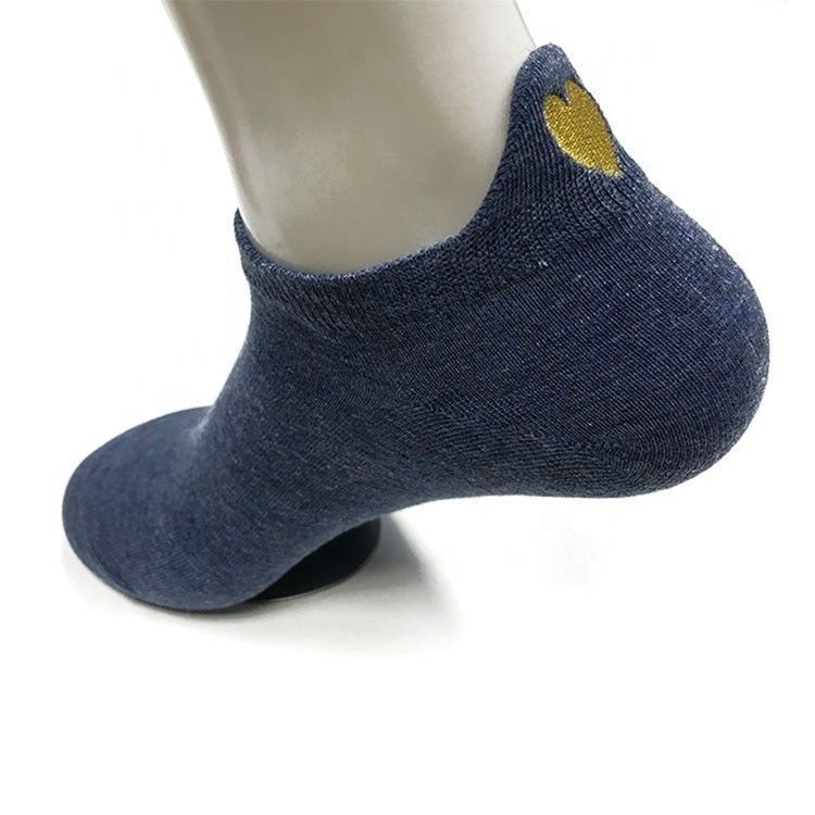 Des chaussettes de sport respirantes à coupe basse avec un design personnalisé et un matériau de mélange de polyester à 35%