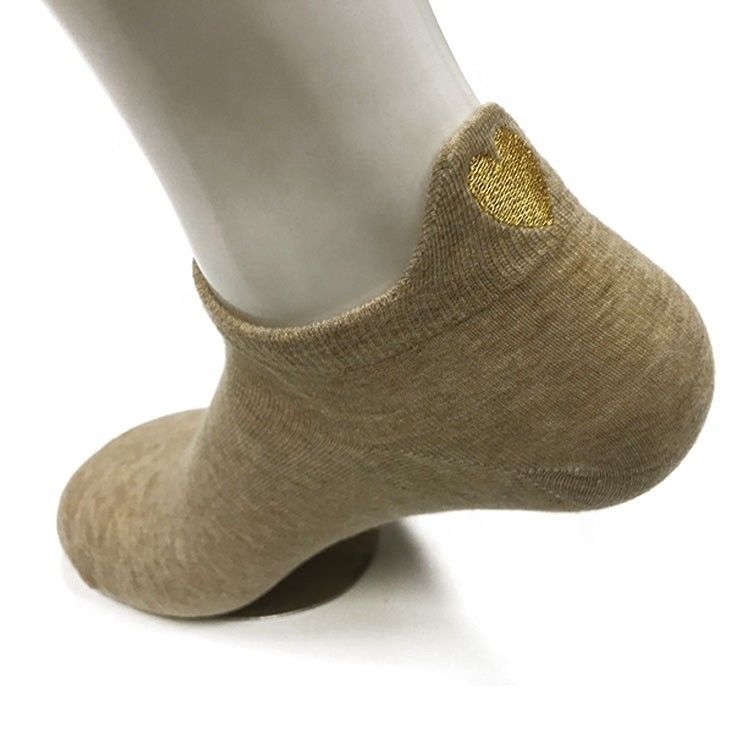 Des chaussettes courtes en polyester de coton brodées en forme de cœur d'or