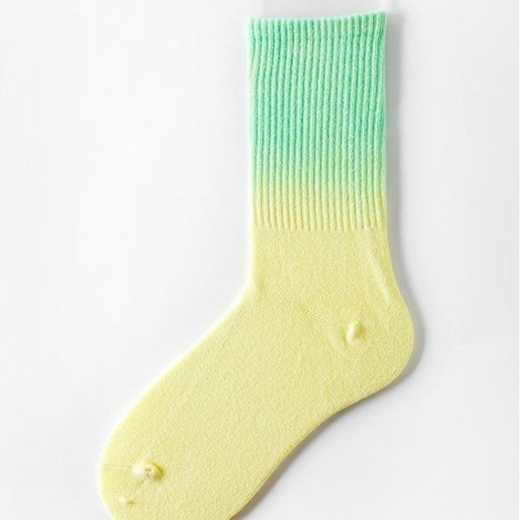 Des chaussettes de couleur pour hommes et femmes