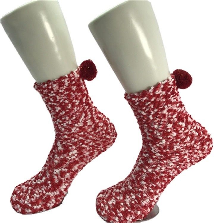Des chaussettes de Noël chaudes et chaudes, des chaussettes avec cadeau.