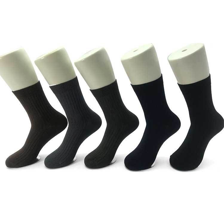 Des chaussettes de créateur en tricot sur mesure chaussettes en bambou à cheville épaisse avec cinq couleurs