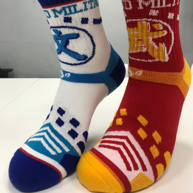 Des chaussettes de sport en coton respirant imprimées en couleurs multiples avec un style et un rembourrage réguliers