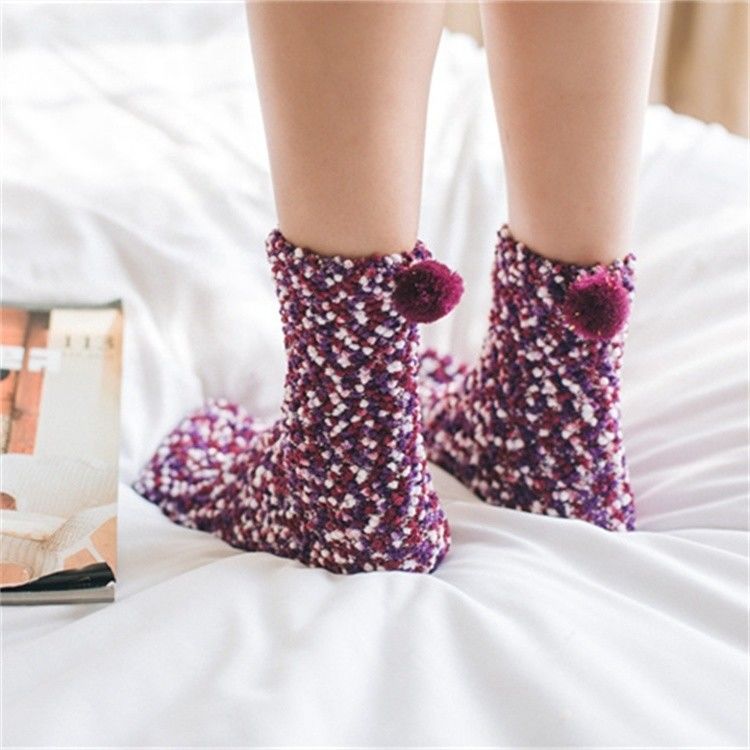 Des chaussettes d'hiver de longueur de cheville avec des options de couleurs multiples et une fourrure de corail respirante