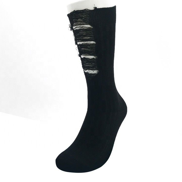 Des chaussettes en coton à double aiguille tricotées pour femmes en noir rétro
