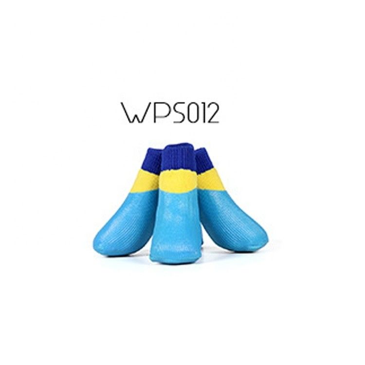 Des chaussettes épaisses imperméables pour chien gardez les pattes sèches pendant les jeux en plein air
