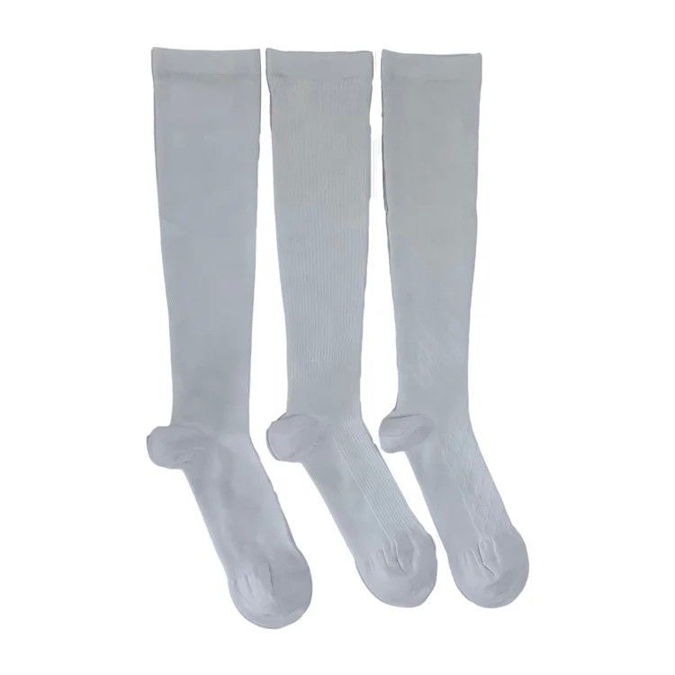 Cols chauds chauds sur les genoux pour les femmes en haute cheville blanche