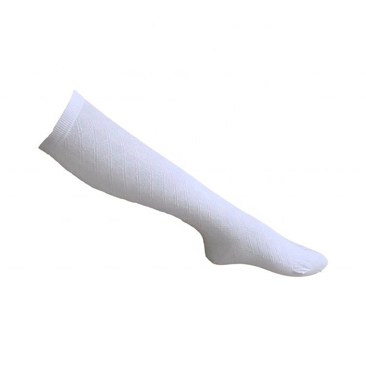 Des chaussettes de sport blanches non glissantes pour un port respirant et durable