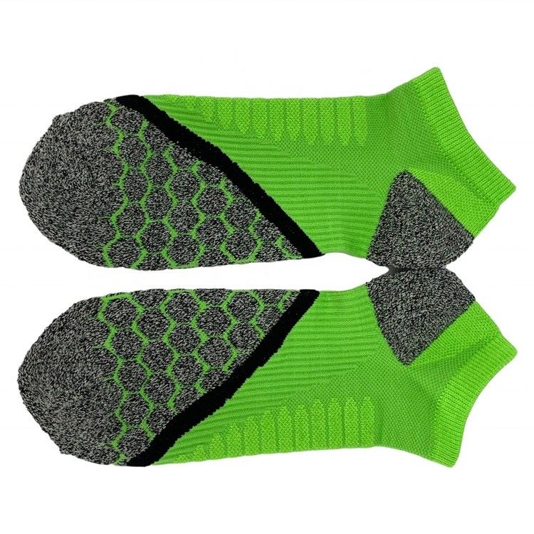 Des chaussettes vertes à chevilles hautes sur mesure pour le coton doux séché rapidement et une fonction antidérapante