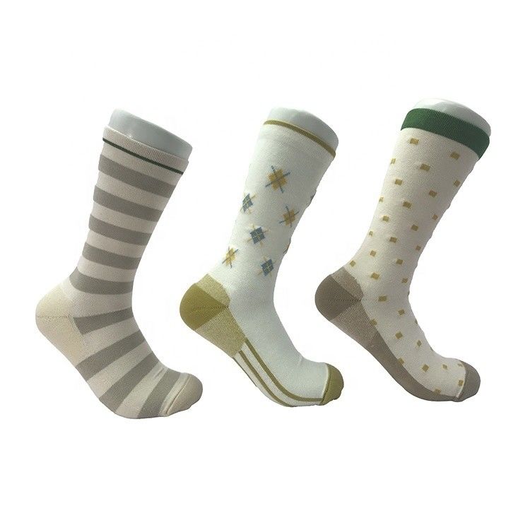 Des chaussettes de sport équipage à rayures, confortables, antidérapantes, de style régulier, épaisseur standard