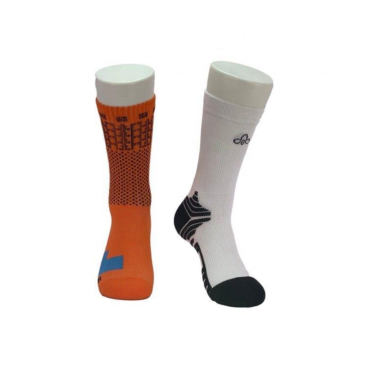 Des chaussettes de yoga de sport en plein air à cheville haute avec un design respirant et des options colorées