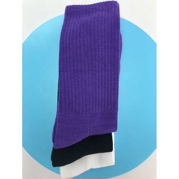 Des chaussettes de basket-ball en violet 70% coton peigné 25% polyamide pour la course